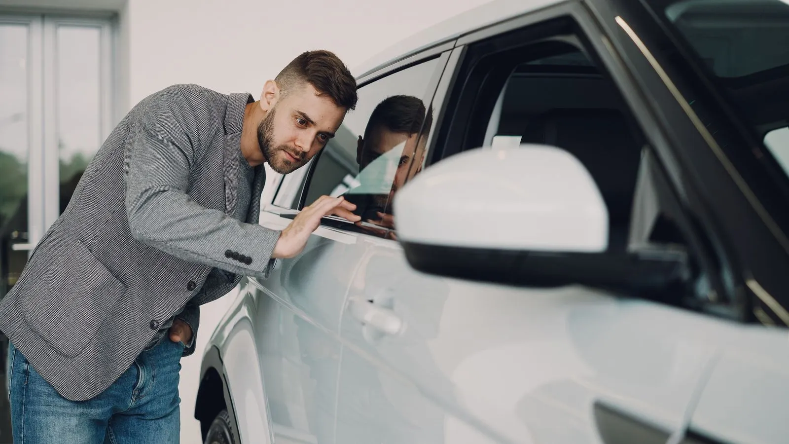 Cliente revisando un auto usado en la agencia